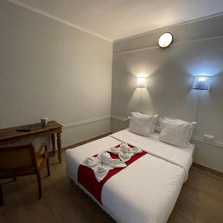 Hotel Central Saint-Denis  Bagian luar foto