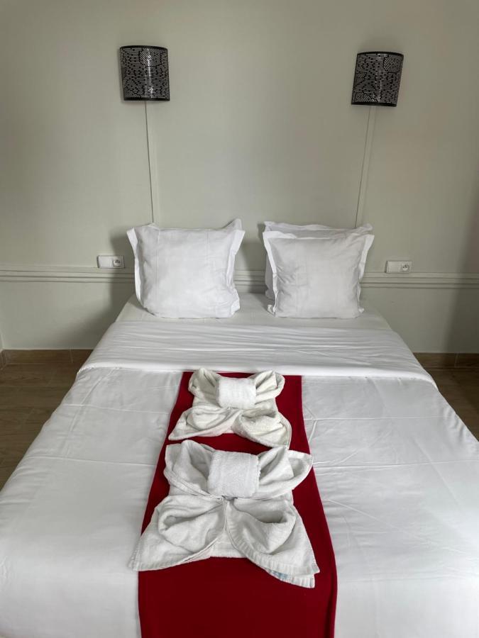 Hotel Central Saint-Denis  Bagian luar foto