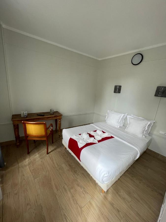 Hotel Central Saint-Denis  Bagian luar foto